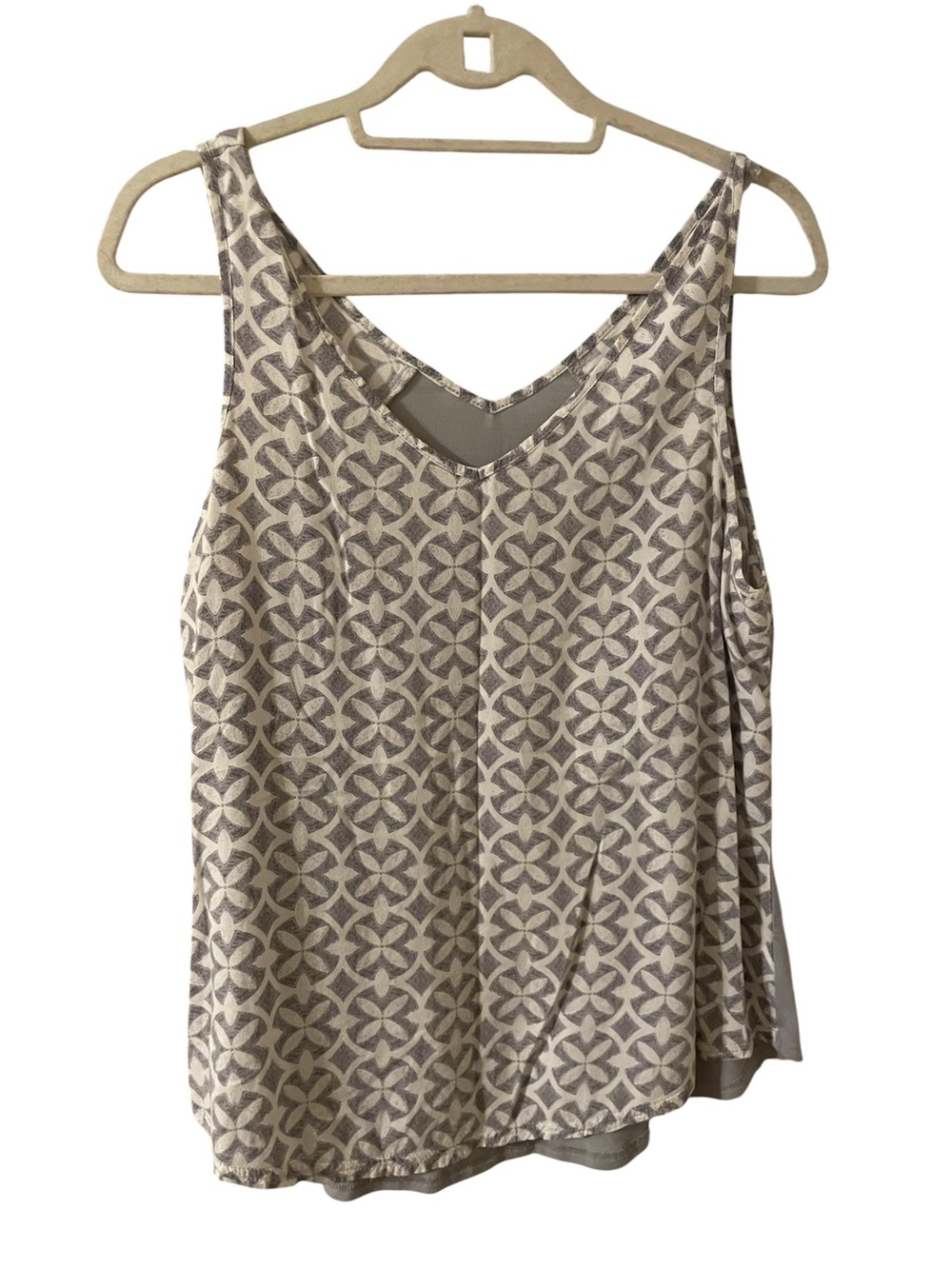 Gilligan & O'Malley Neutral Geometric V-Neck Tank. White & Gray. Size large NWOT